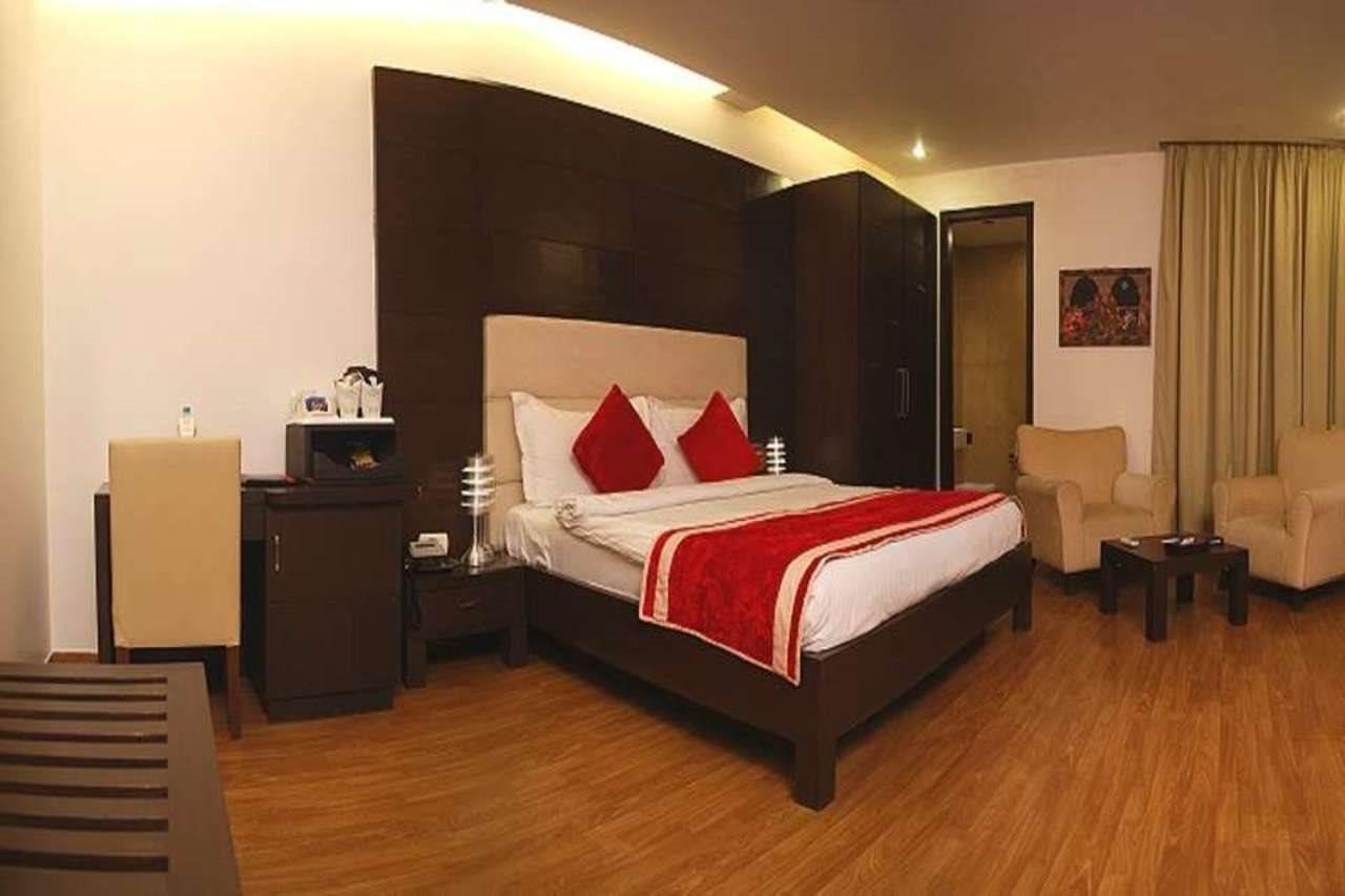 Hotel La Suite Нью-Дели Экстерьер фото
