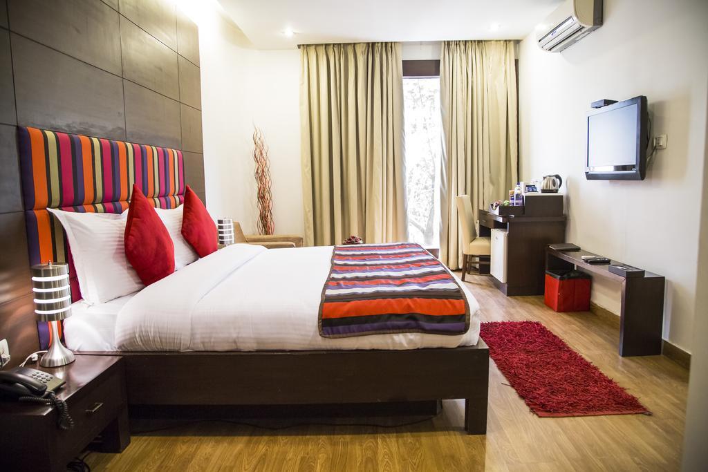 Hotel La Suite Нью-Дели Экстерьер фото