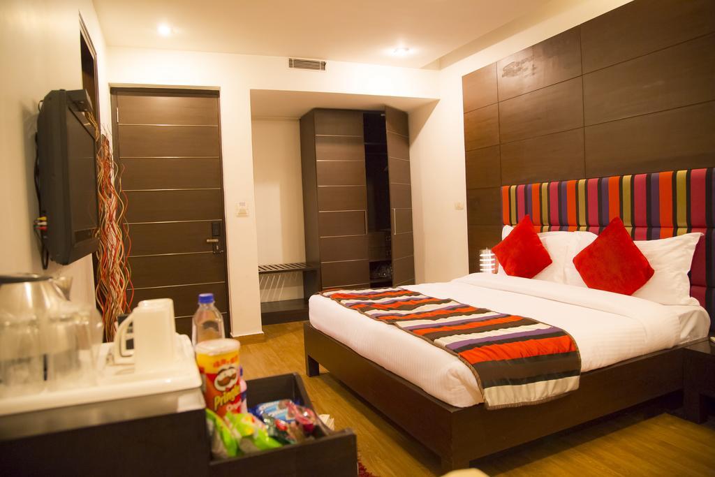 Hotel La Suite Нью-Дели Экстерьер фото