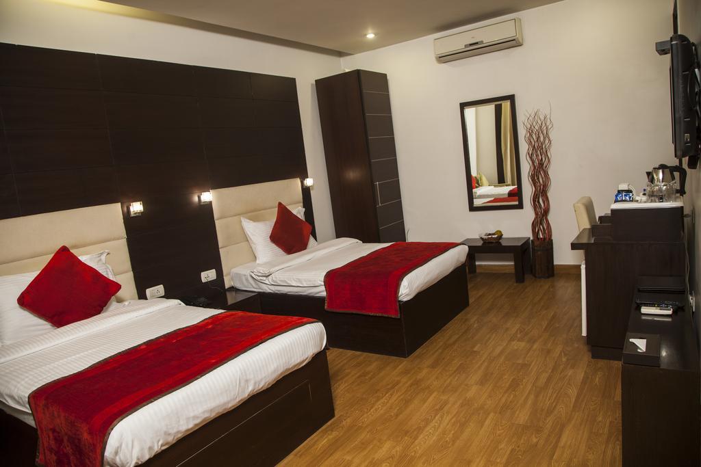 Hotel La Suite Нью-Дели Экстерьер фото