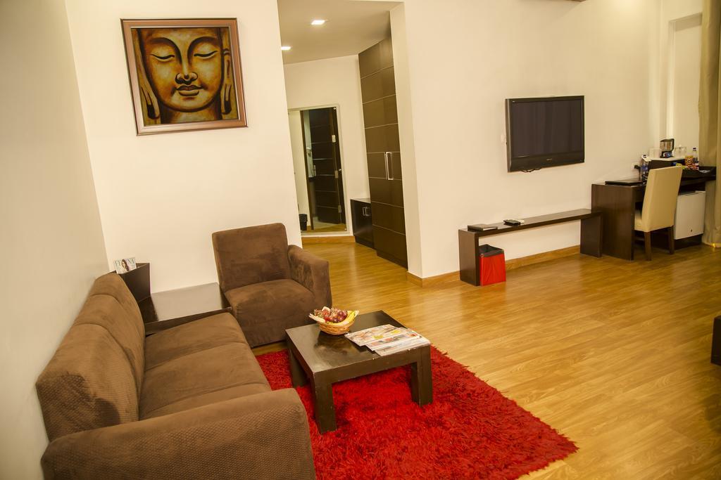 Hotel La Suite Нью-Дели Экстерьер фото