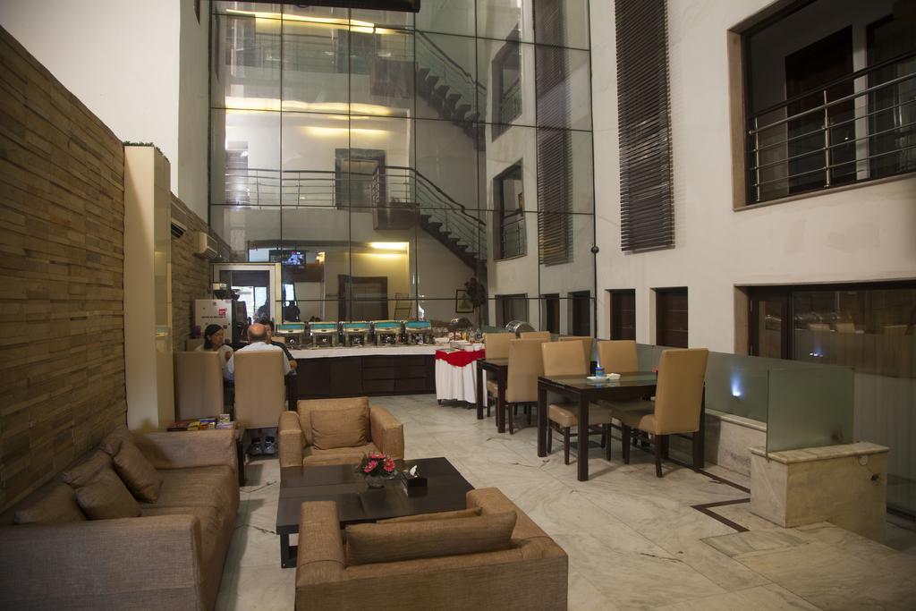 Hotel La Suite Нью-Дели Экстерьер фото