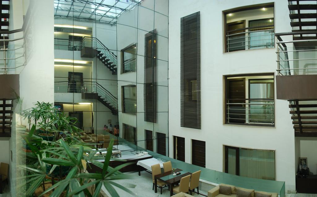 Hotel La Suite Нью-Дели Экстерьер фото