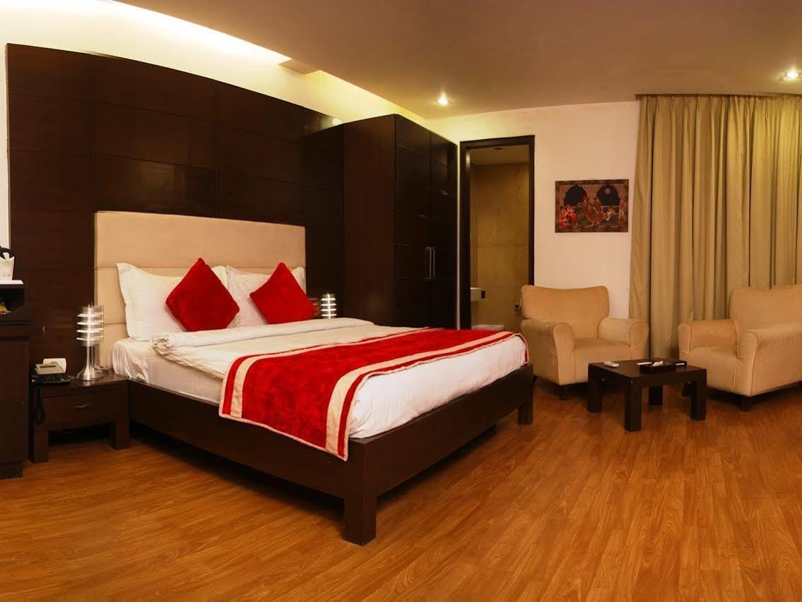 Hotel La Suite Нью-Дели Экстерьер фото