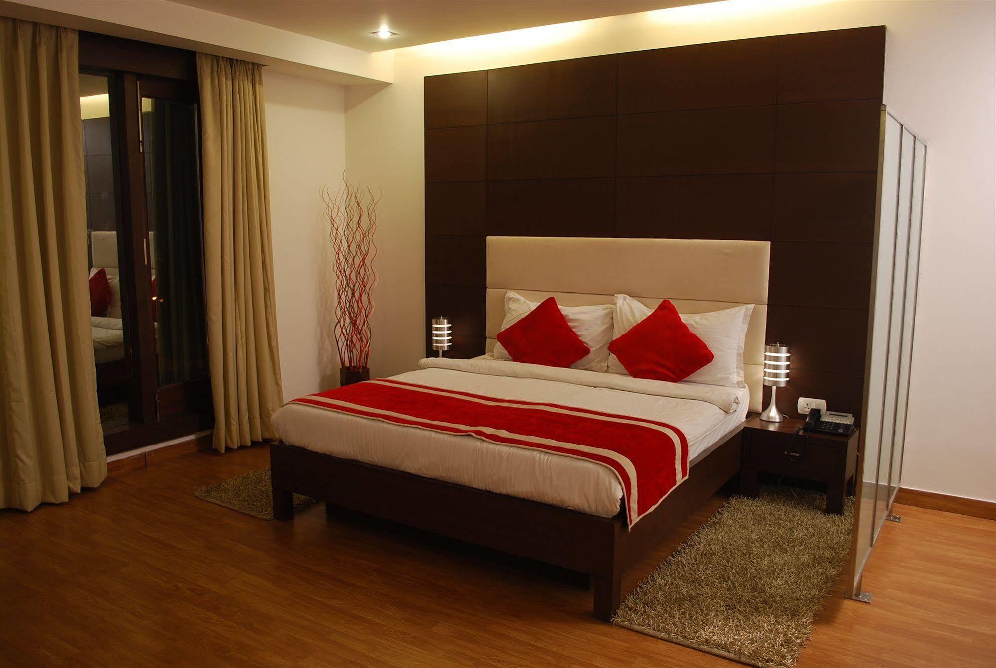 Hotel La Suite Нью-Дели Экстерьер фото