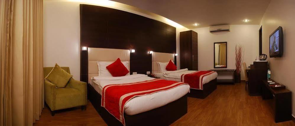 Hotel La Suite Нью-Дели Экстерьер фото